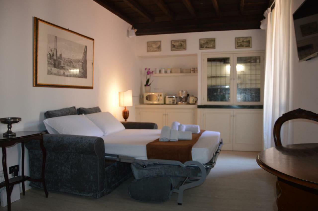 Historic Center - Elegant Apartment With Charming Antiques - Raffaello Inn Rom Exterior foto