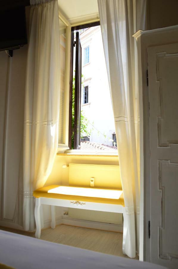 Historic Center - Elegant Apartment With Charming Antiques - Raffaello Inn Rom Exterior foto
