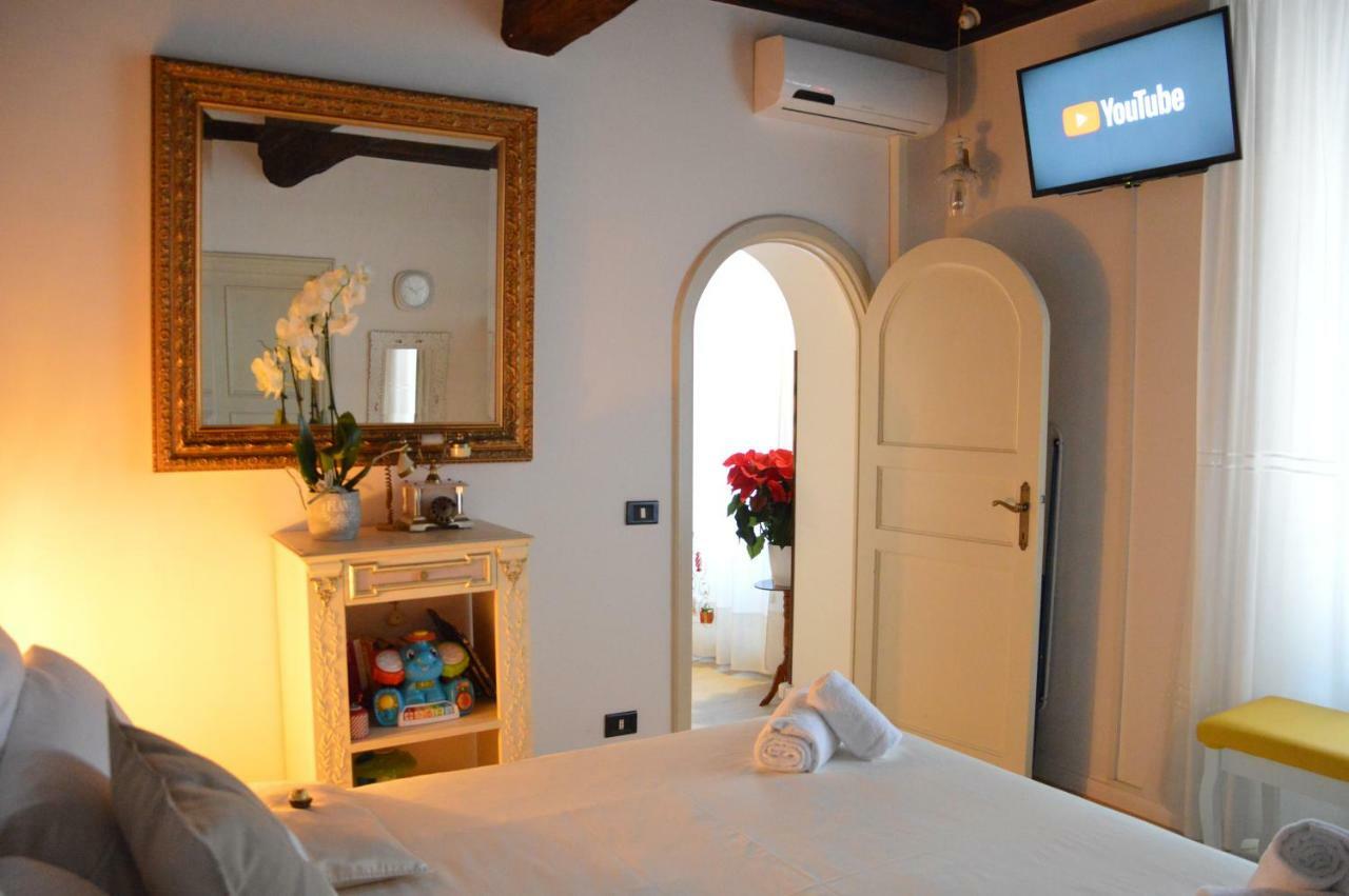 Historic Center - Elegant Apartment With Charming Antiques - Raffaello Inn Rom Exterior foto